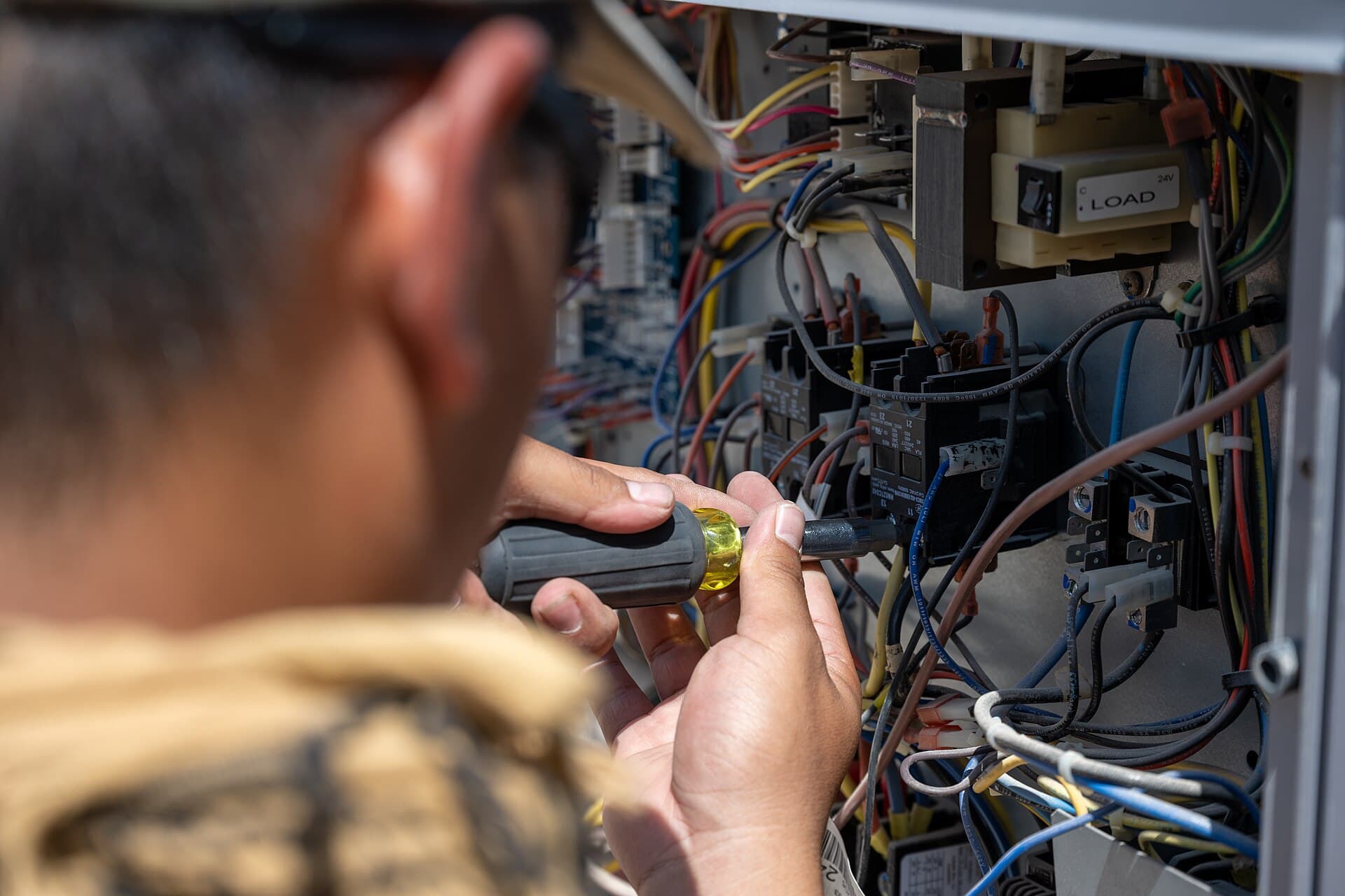 HVAC technician servicing a rooftop air-conditioning unit